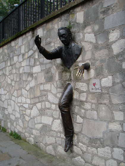 Skulptur auf Montmartre - Passe Muraille- der durch die Mauer geht 